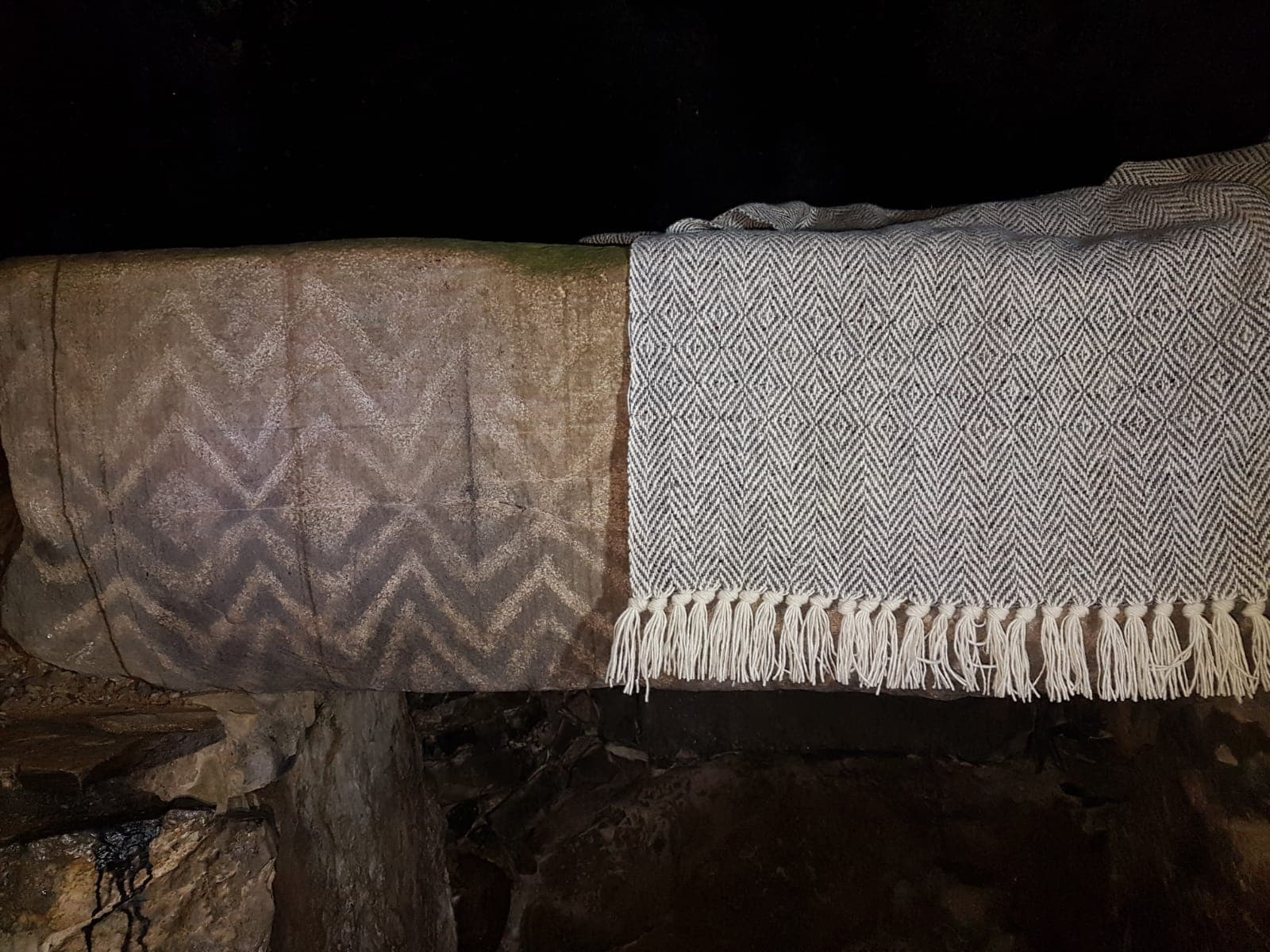 Ealaín mheigiliteach Ghleann na Bóinne in aice le pluid lámhfhite